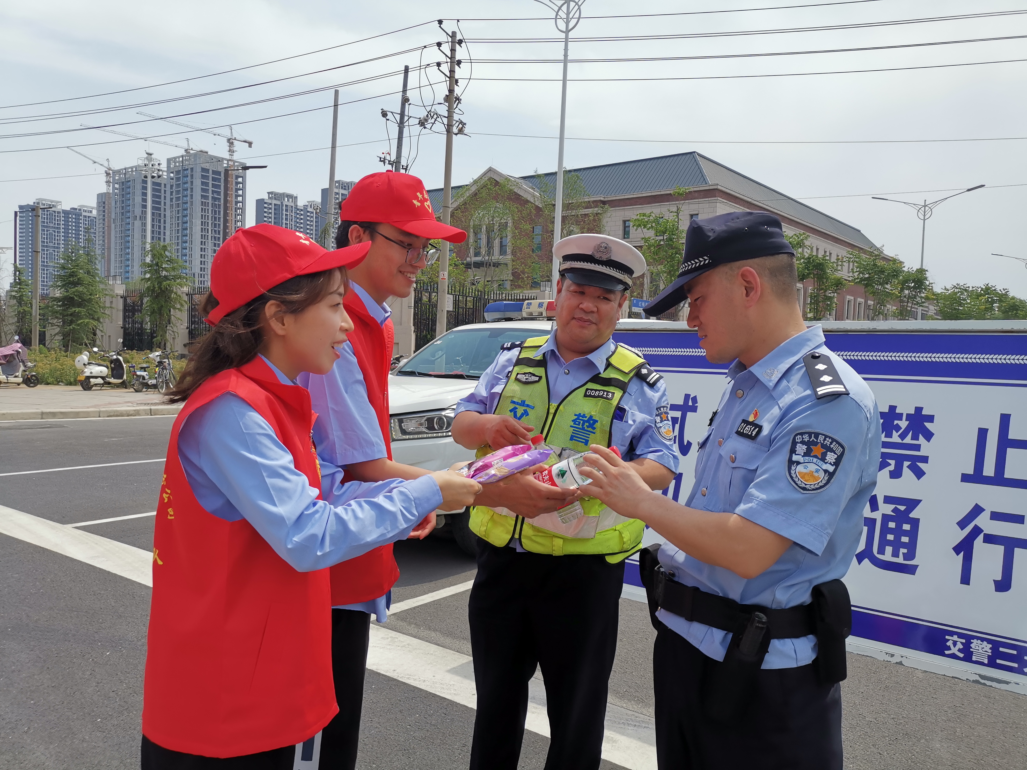 河南省-郑州市-志愿者为值勤交警送水-交通公司.jpg 河南省-郑州市-志愿者为值勤交警送水-交通公司.jpg